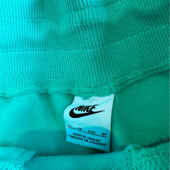 NWOT Nike high waist short - Picture 2 of 2